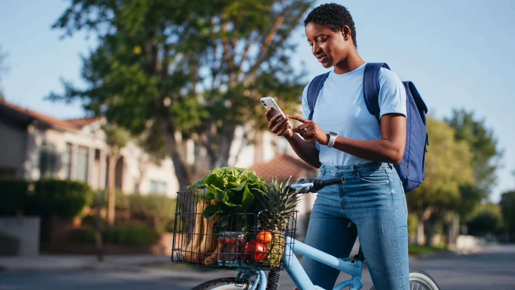 Mulher com bicicleta e celular — atendimento digital Meu Consig