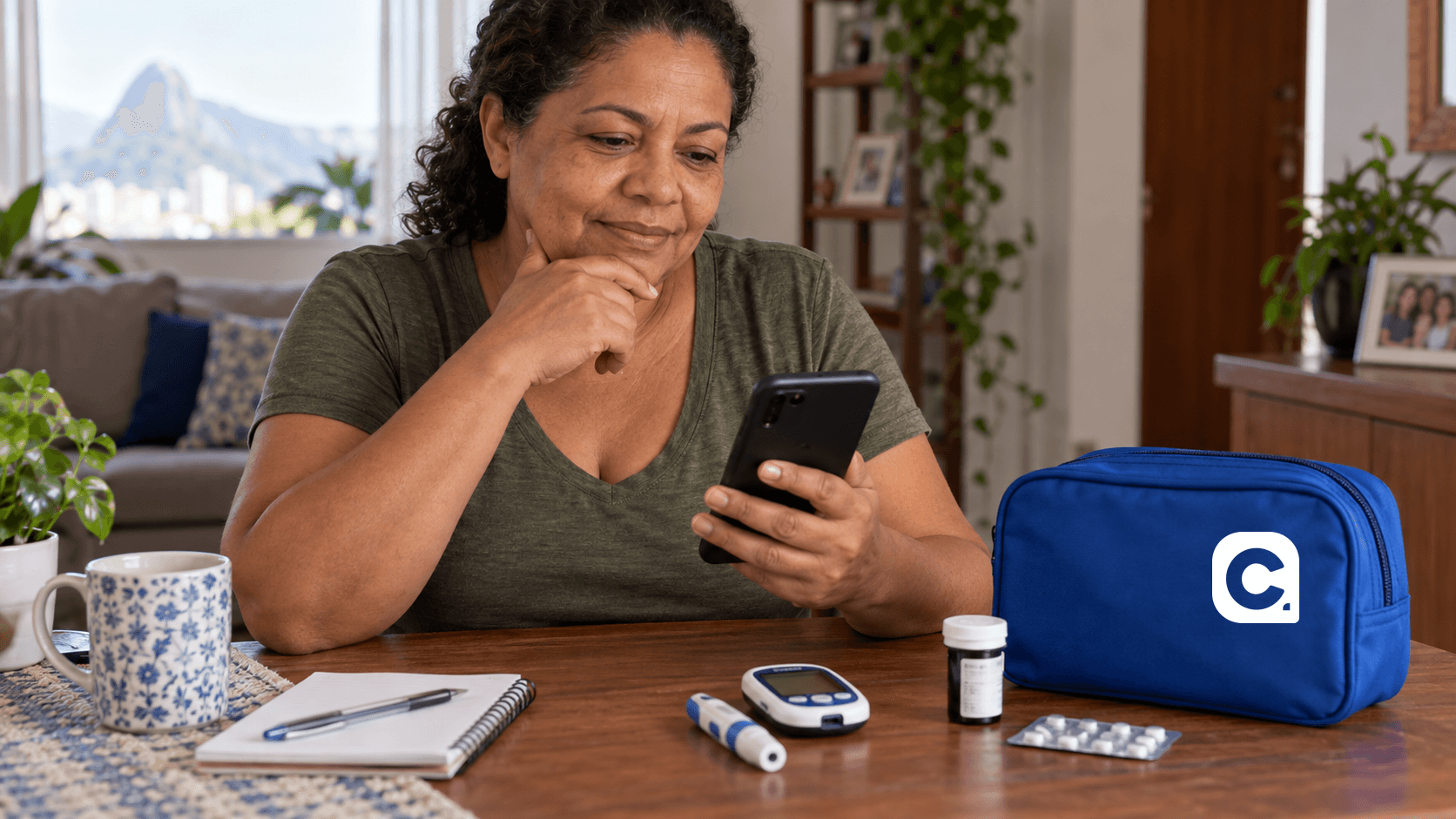 Mulher com diabetes consulta benefícios oficiais com medidor de glicose e bolsa azul Meu Consig.