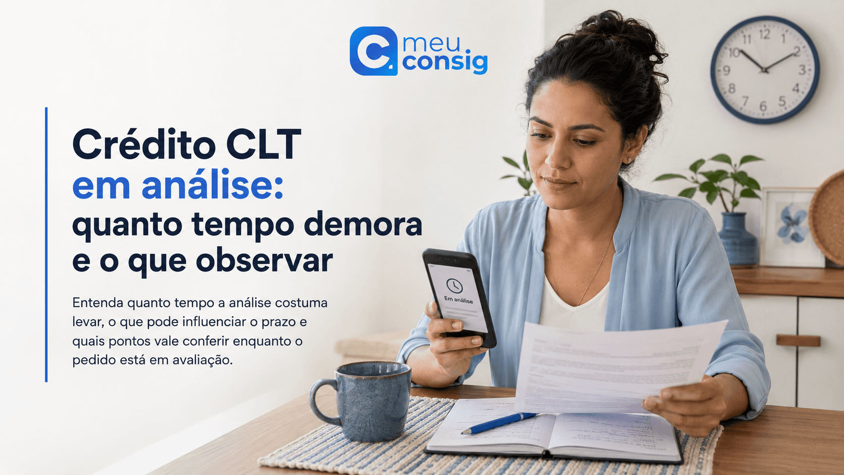 Trabalhador com carteira assinada acompanhando Crédito CLT em análise no celular