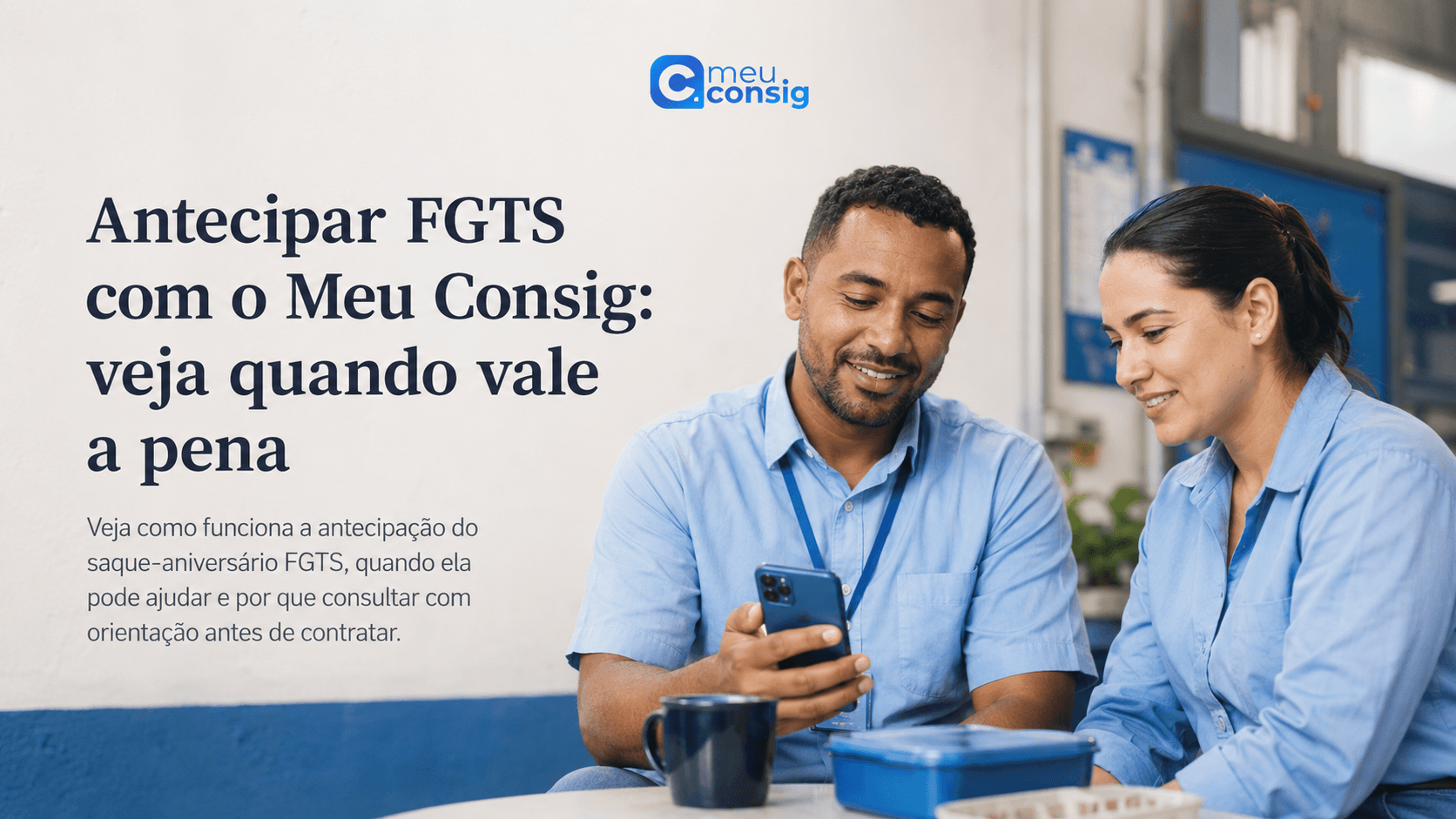 homem relaxado celular cafe cozinha
