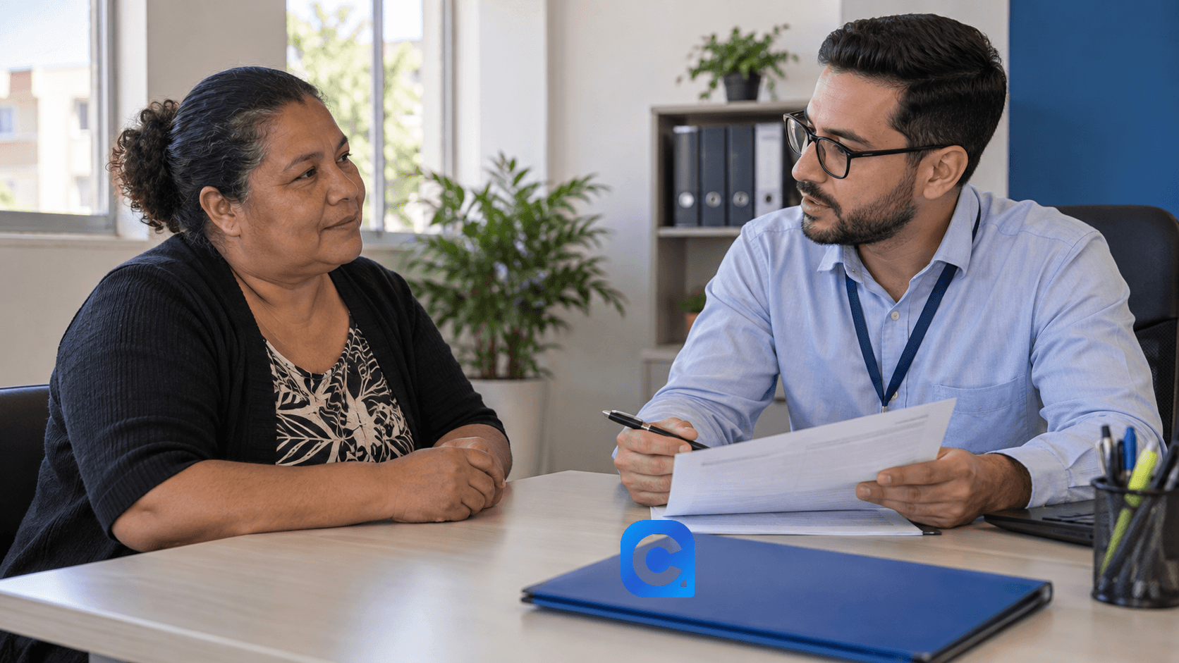 Beneficiária conversa com profissional sobre requerimento do BPC