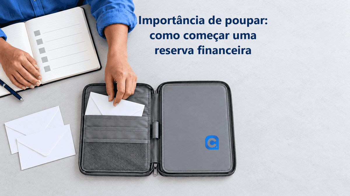 Mãos com mangas azuis guardam um pequeno envelope de reserva em organizador cinza, separado de dois envelopes de compromissos essenciais, com símbolo Meu Consig na aba do organizador.