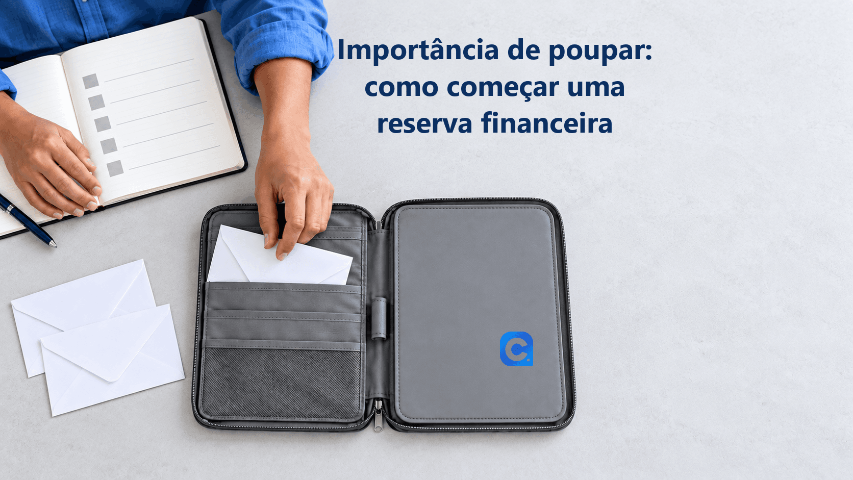 Mãos com mangas azuis guardam um pequeno envelope de reserva em organizador cinza, separado de dois envelopes de compromissos essenciais, com símbolo Meu Consig na aba do organizador.