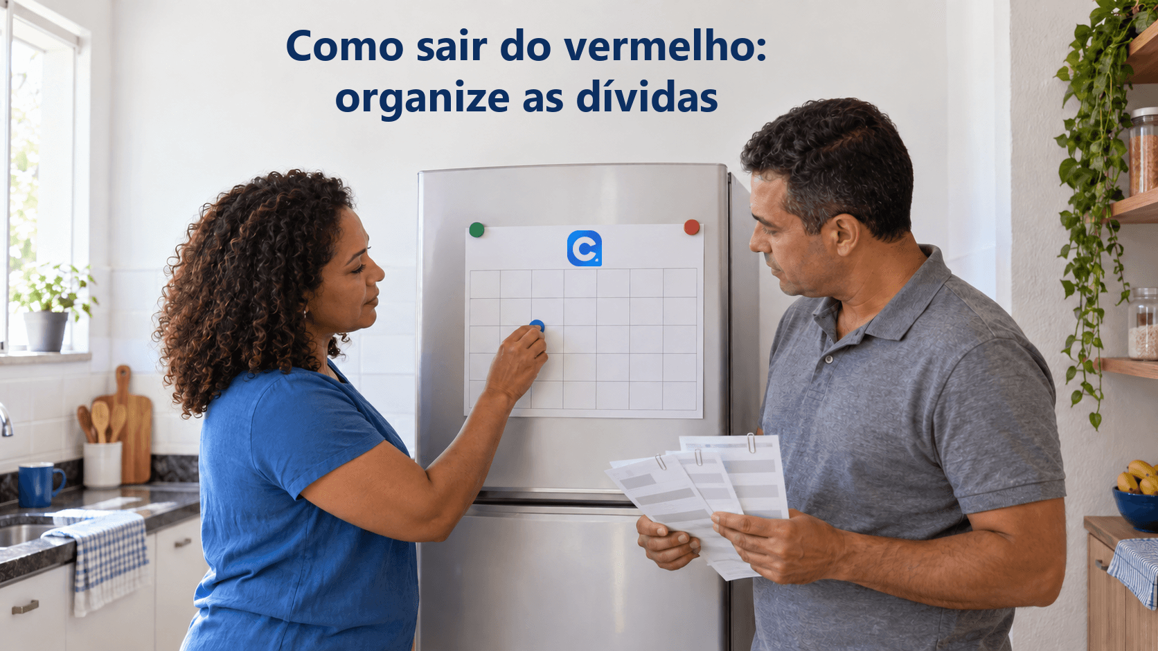 Casal organiza contas na cozinha enquanto a mulher ajusta um marcador no calendário preso à geladeira; o símbolo oficial do Meu Consig aparece na faixa superior do calendário.