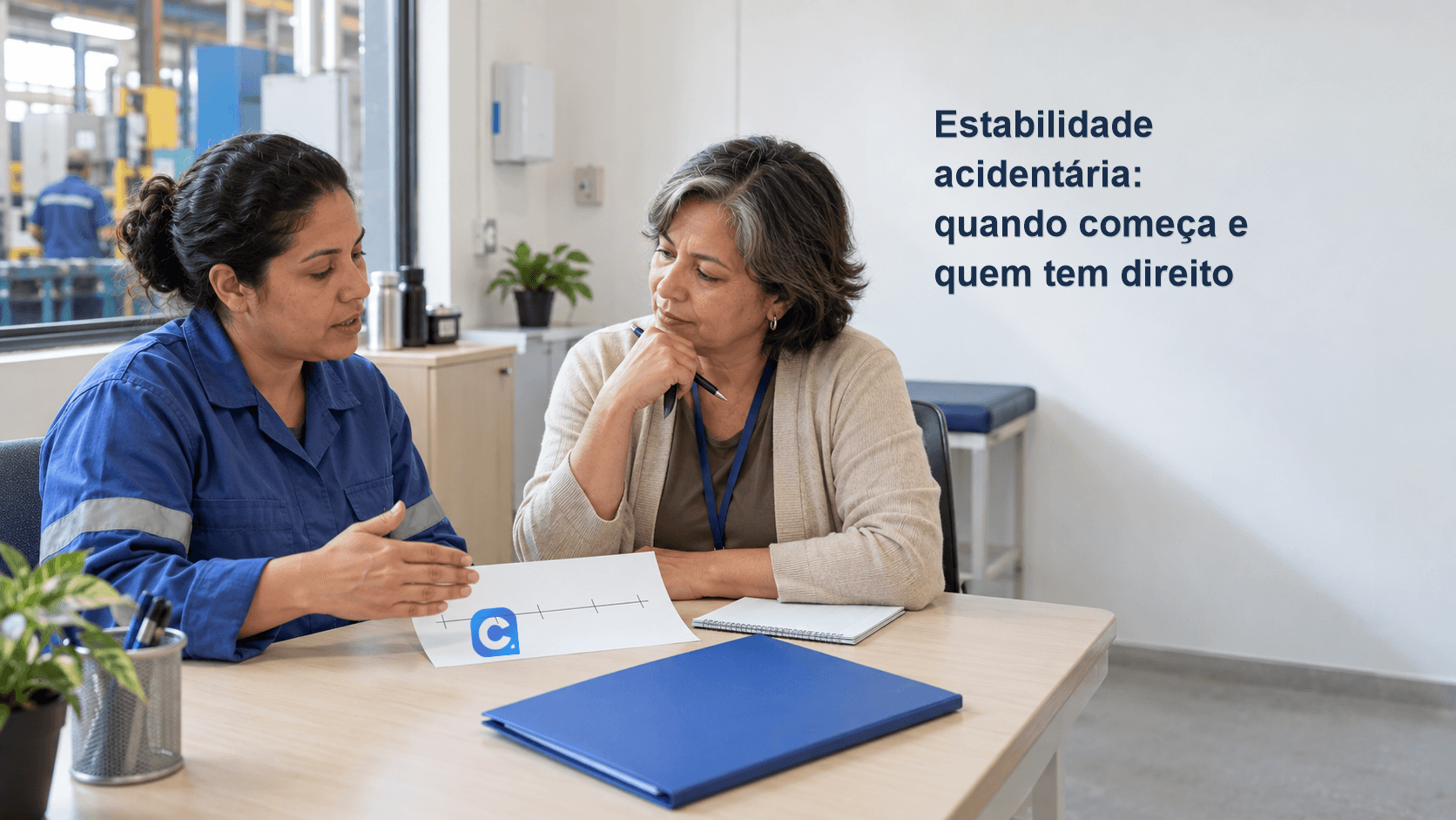 Trabalhadora de uniforme azul conversa com uma profissional diante de uma linha do tempo em papel; ao lado, o título Estabilidade acidentária: quando começa e quem tem direito.