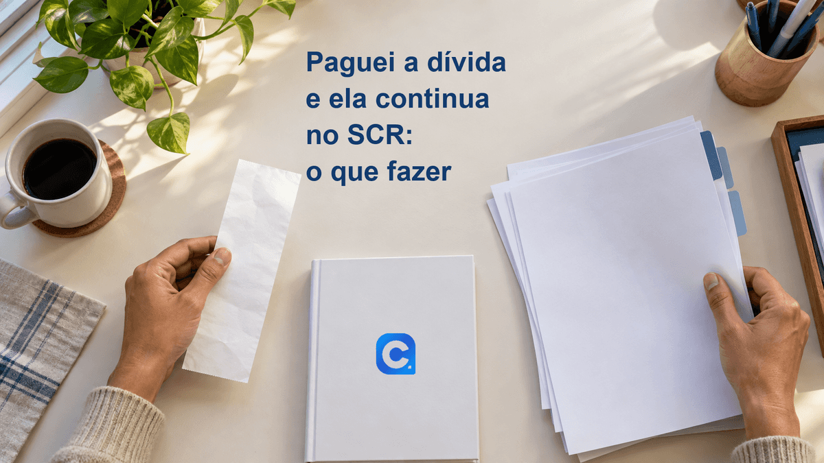 Mãos comparam comprovante e páginas de relatório; símbolo oficial do Meu Consig em caderno branco.
