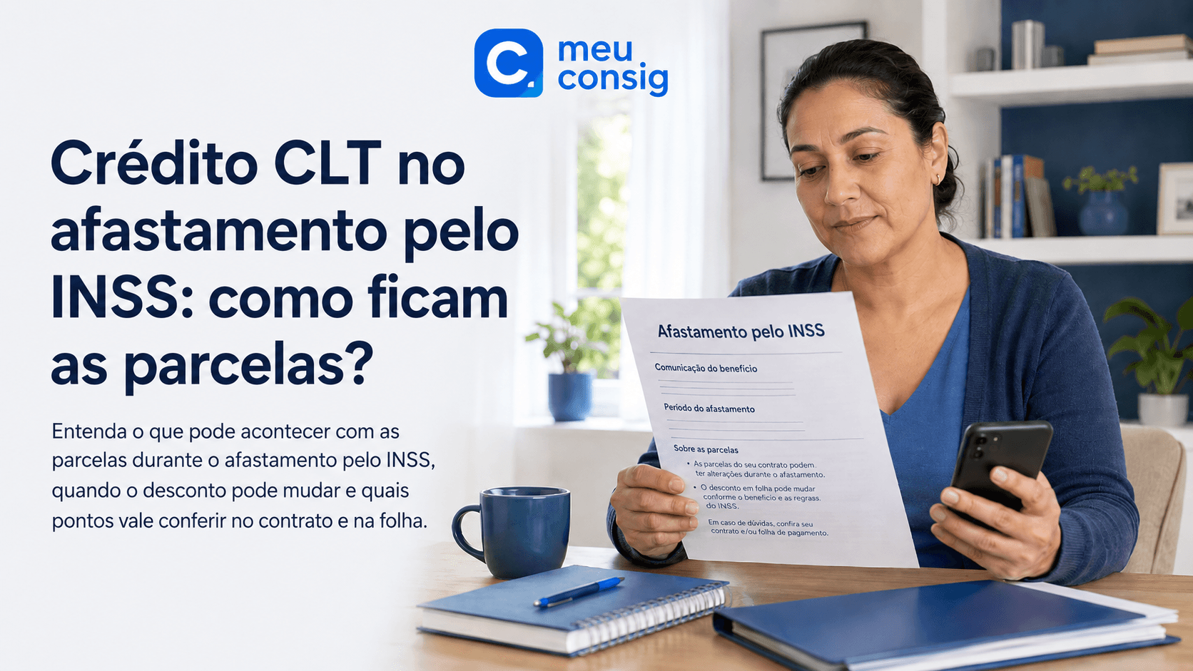 Trabalhador afastado pelo INSS conferindo as parcelas do Crédito CLT no contracheque