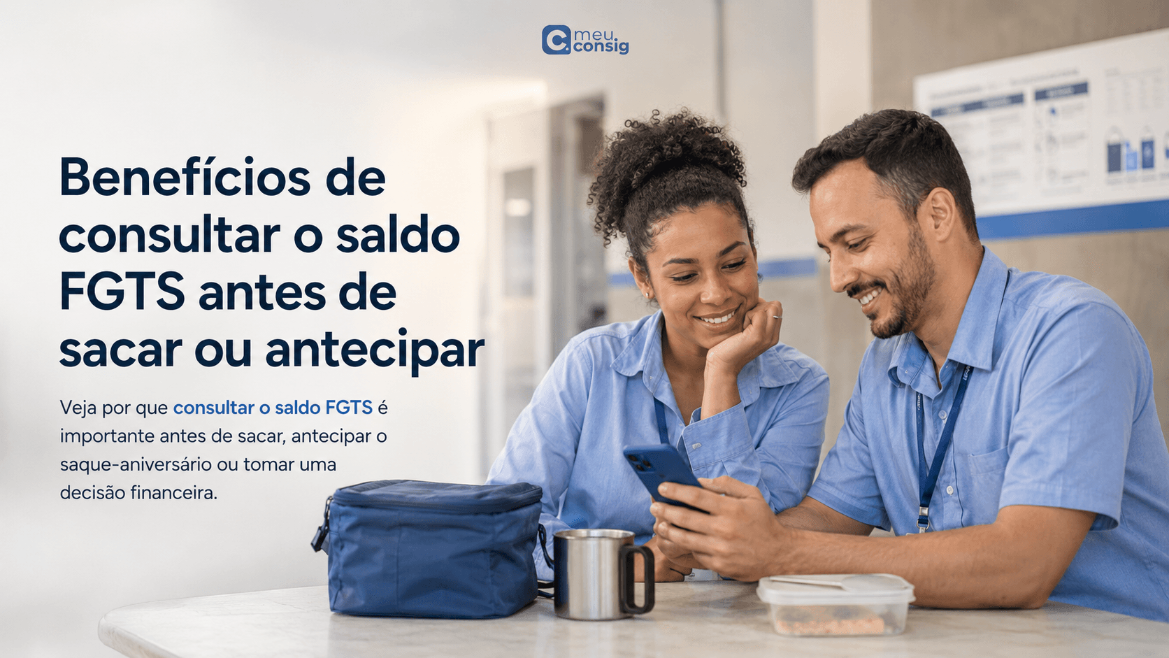 homem relaxado celular cafe cozinha