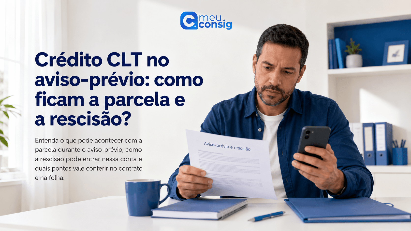 Trabalhador em aviso-prévio conferindo a parcela do Crédito CLT e os valores da rescisão
