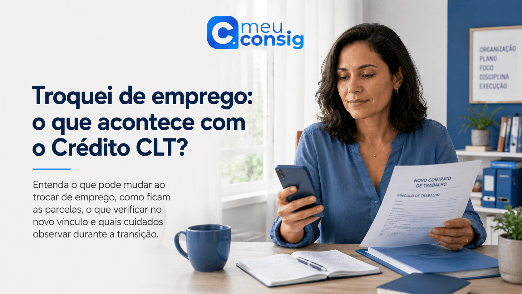 Trabalhador em novo emprego conferindo o redirecionamento das parcelas do Crédito CLT