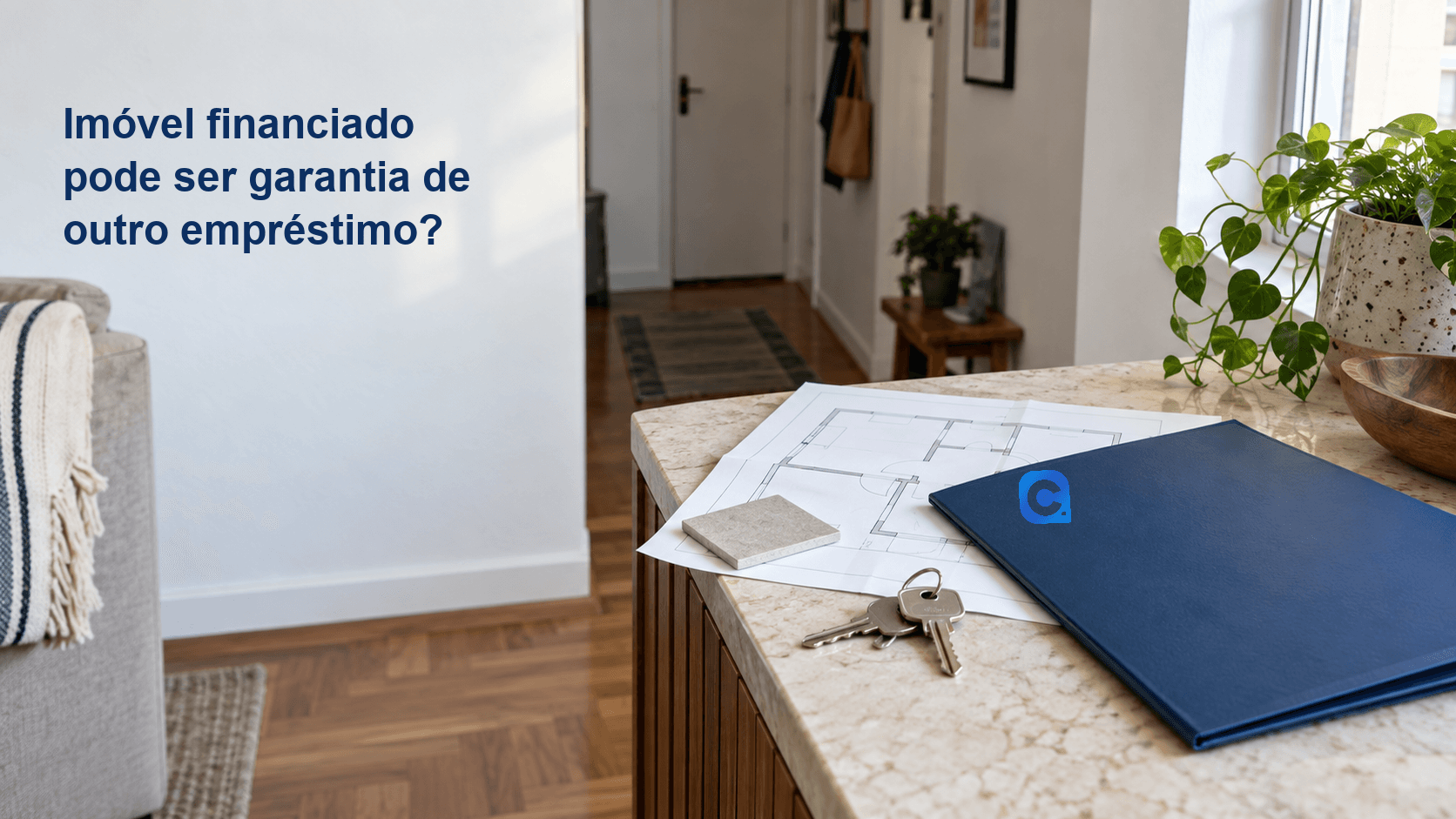 Planta baixa, chaves, amostra de revestimento e pasta azul com o símbolo oficial do Meu Consig em um hall de apartamento; título Imóvel financiado pode ser garantia de outro empréstimo? na parede.